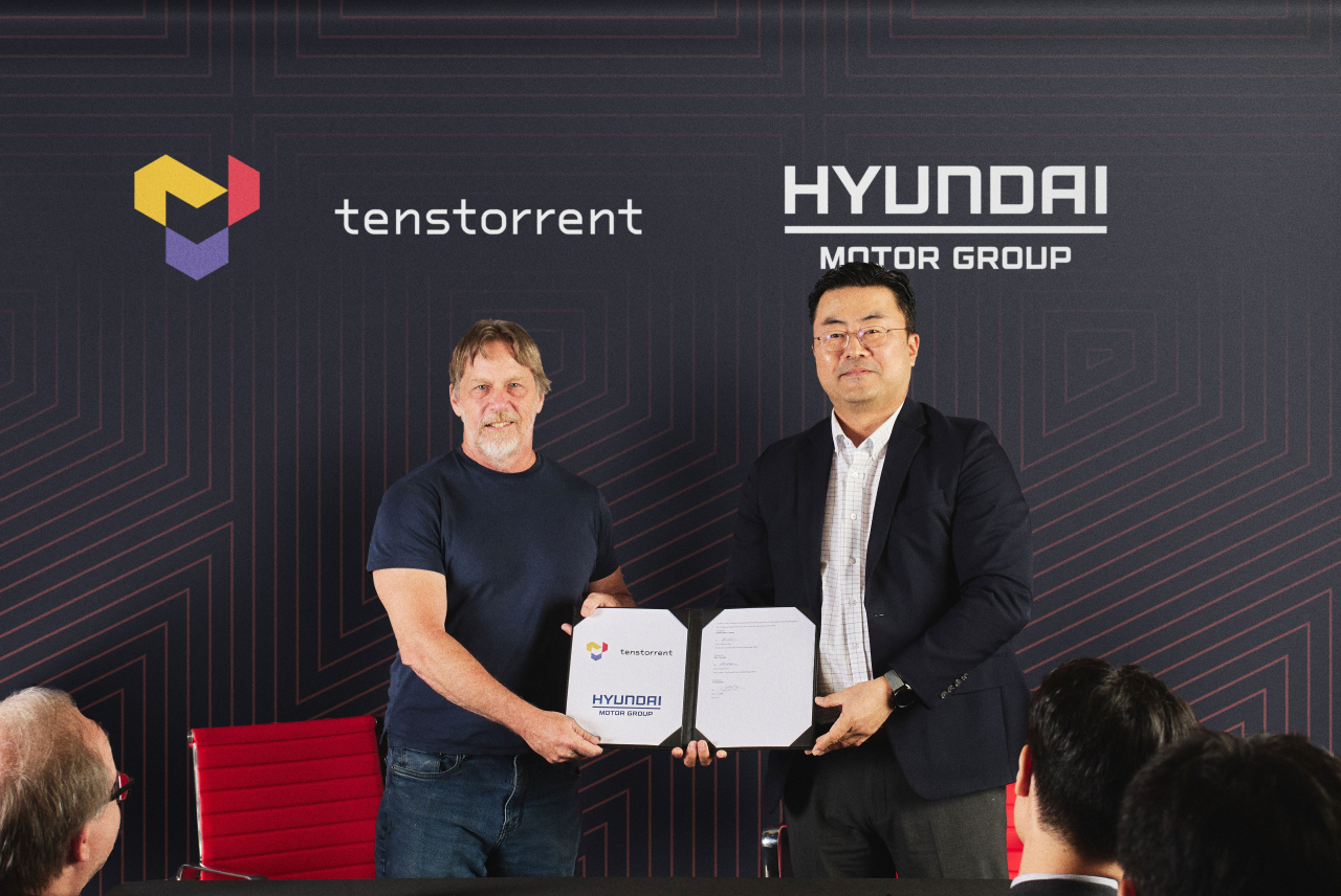 Kim Heung-soo (right), global strategy officer at Hyundai Motor Group, and Tenstorrent CEO Jim Keller pose for a photo during a signing ceremony at Tenstorrent’s office in Santa Clara, California in an undated photo provided on Wednesday (Hyundai Motor Group)