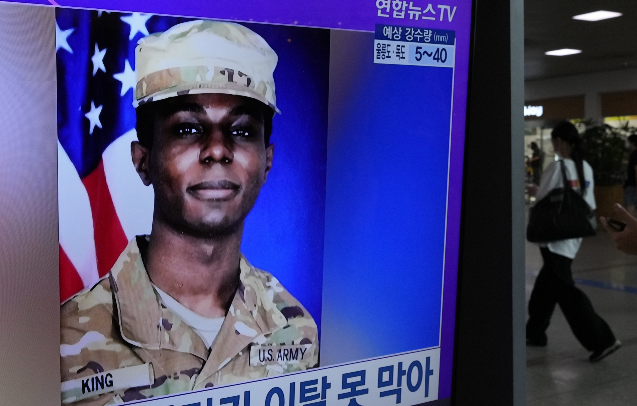 A TV screen shows a file image of US soldier Travis King during a news program at the Seoul Railway Station in Seoul, South Korea on July 24. (AP-Yonhap)