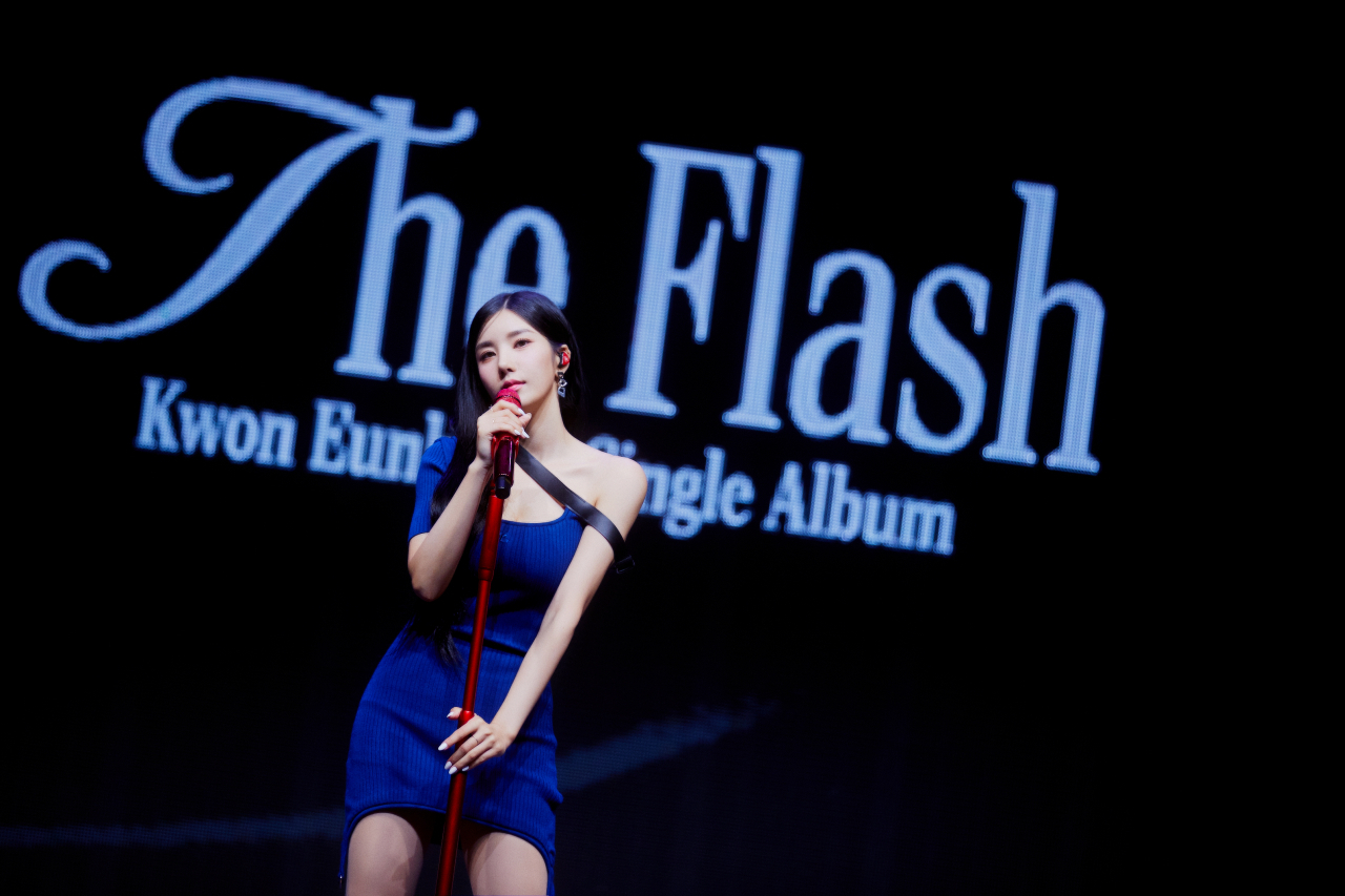 Singer Kwon Eun-bi conducts a press showcase event for her first single 