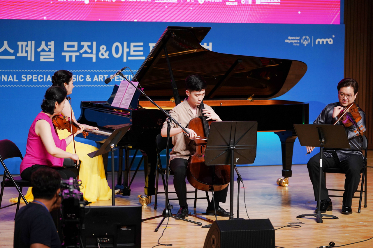 Cha Ji-woo, a cellist with developmental disabilities, (center) performs at the opening concert of the 2023 International Special Music & Art Festival on Aug. 1 at Seoul National University. (Special Olympics Korea)