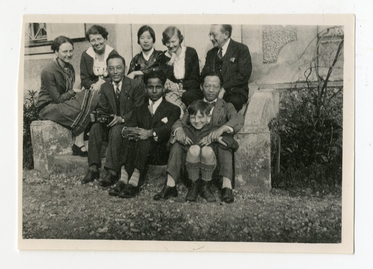 A photograph shows Na Hye-sok (center, second row) and Na's husband Kim Woo-young (front left) with Felicien Challaye's family. (Suwon Museum of Art)