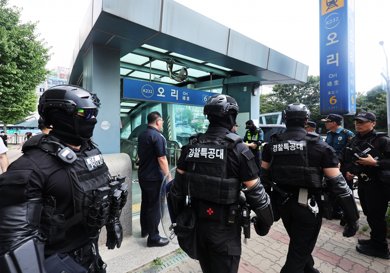 The Special Operation Unit are stationed at Ori Station on Friday in Seongnam, Gyeonggi Province, one of the sites of the crime after a series of warnings were posted on the Internet that they would commit a similar crime after the Bundang knife rampage incident, which injured 14 people. (Yonhap)