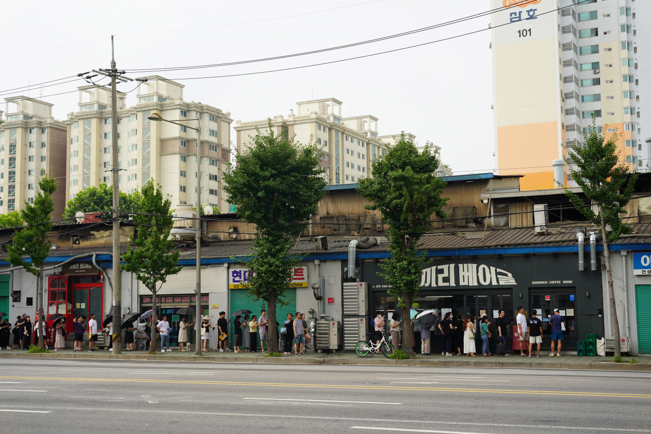 A line of customers waits to enter Kokkili Bagel. (Lee Si-jin/The Korea Herald)