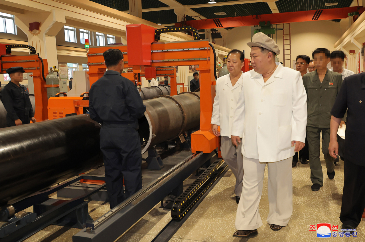 North Korean leader Kim Jong-un giving field guidance at an arms factory on Sunday. (Yonhap)