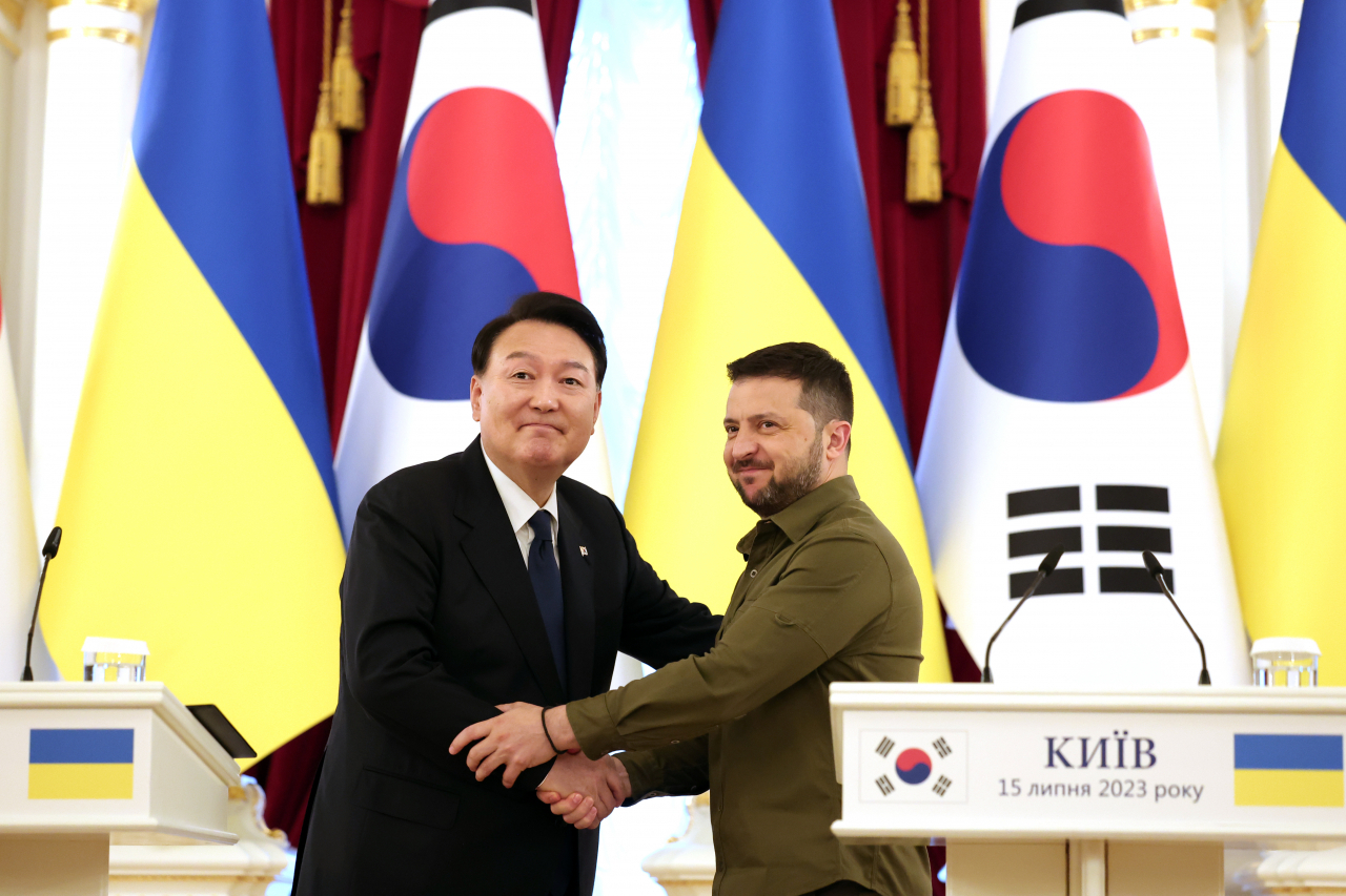 South Korean President Yoon Suk Yeol (left) shakes hands with Ukrainian President Volodymyr Zelenskyy after a joint press conference at the Mariinskyi Palace, the official residence of the president of Ukraine, in Kyiv on July 15. (Yonhap)