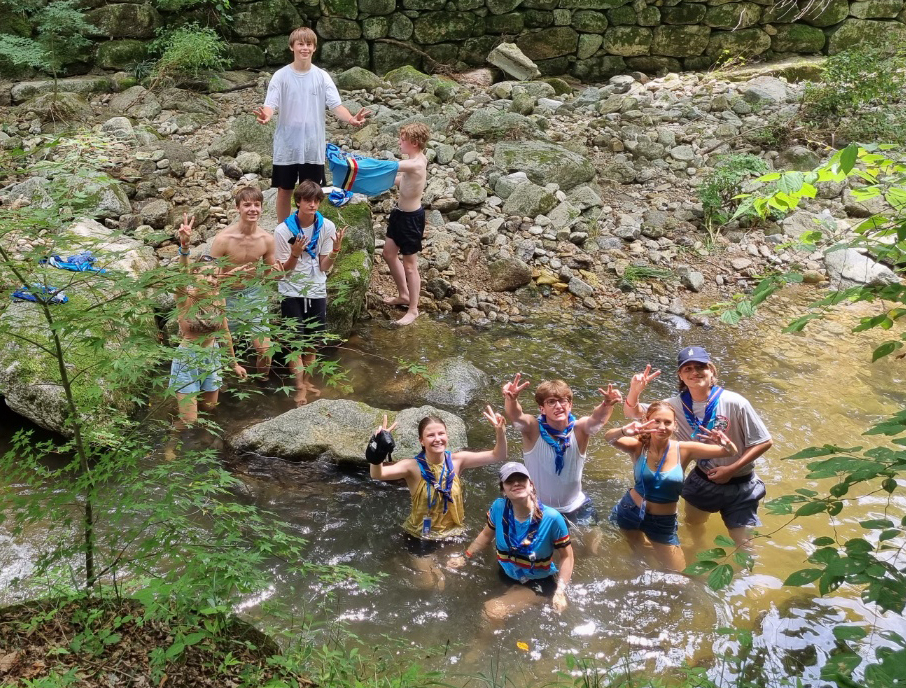 World Scout Jamboree participants cool off in a mountain stream at a Jogye Order Buddhist temple, Saturday (Yonhap)