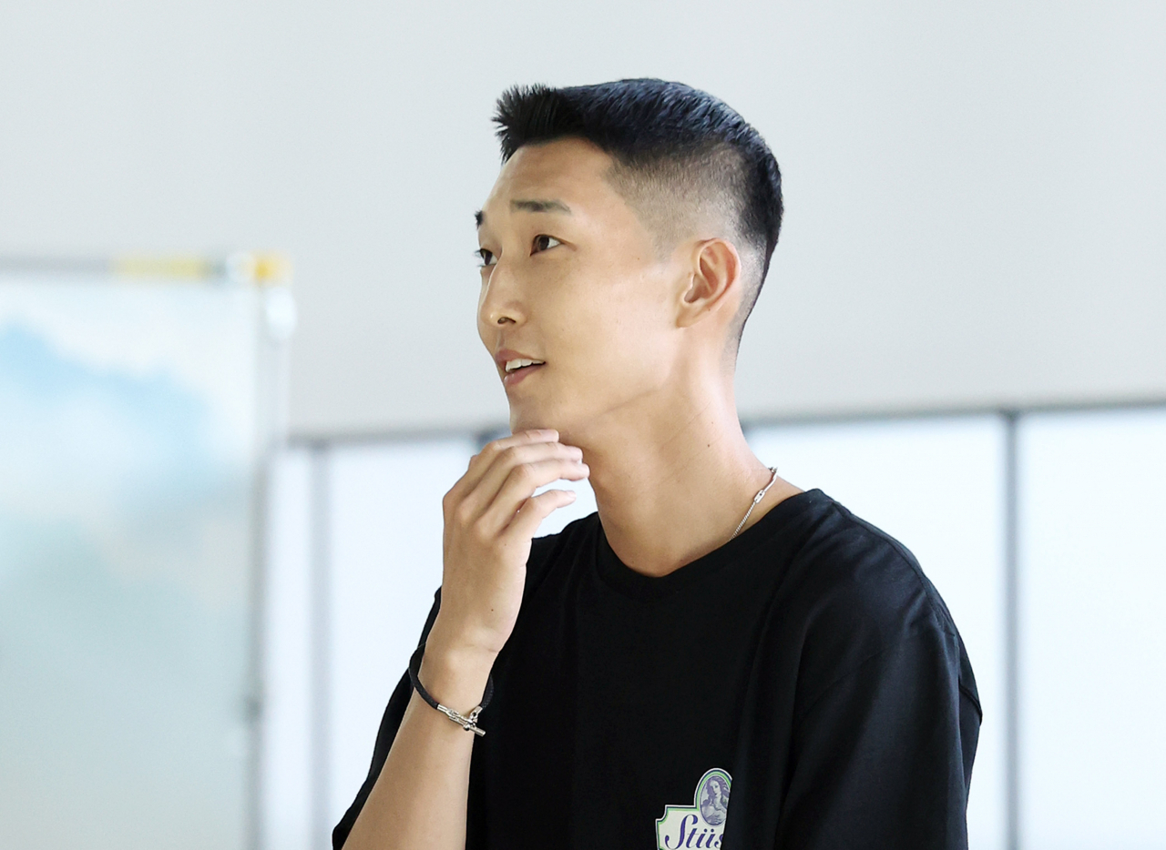South Korean high jumper Woo Sang-hyeok speaks with reporters at Incheon International Airport, west of Seoul, last Friday, before departing for Germany to prepare for the World Athletics Championships. (Yonhap)