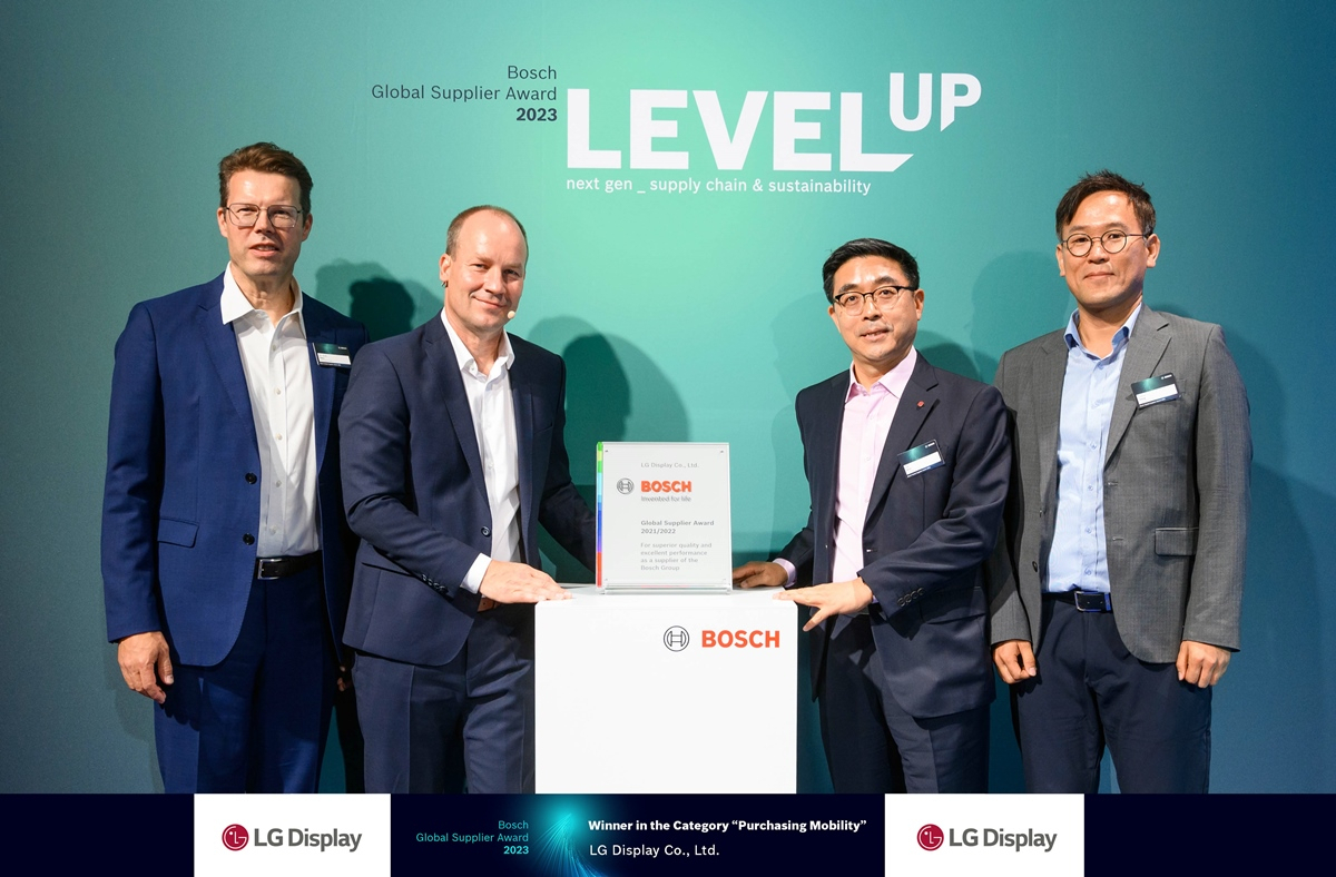 From left: Erik Rein, vice president of Bosch Electronics, Arne Flemming, vice president of supply chain management at Bosch, Kim Byeong-koo, senior vice president and head of LG Display's auto business group, and Song Kyung-ho, head of LG Display Europe, pose for a photo at an event hall in Dresden, Germany, as part of the ceremony for the Bosch Global Supplier Award on July 13. (LG Display)