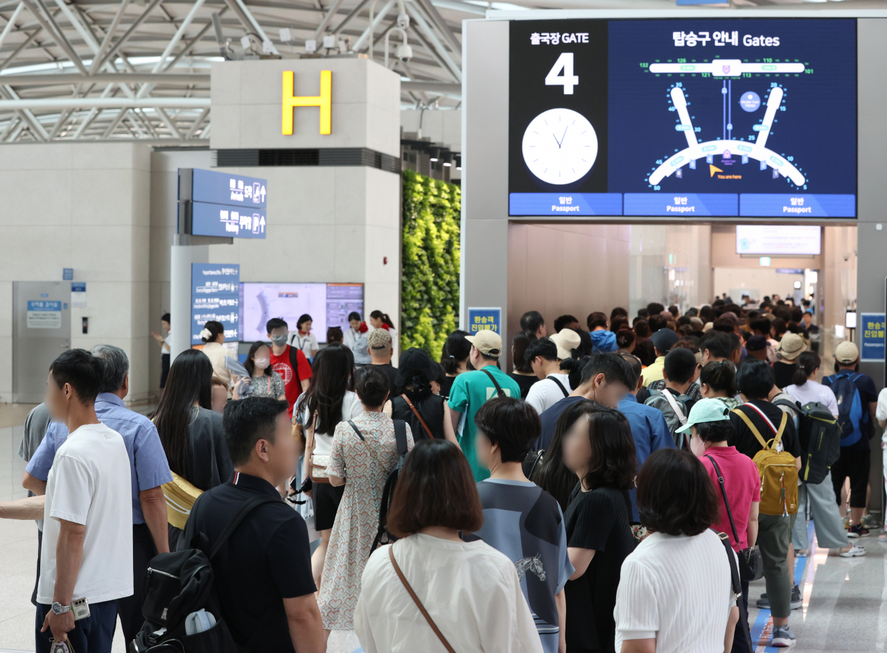 A photo shows passengers at Incheon International Airport, Sunday. (Yonhap)