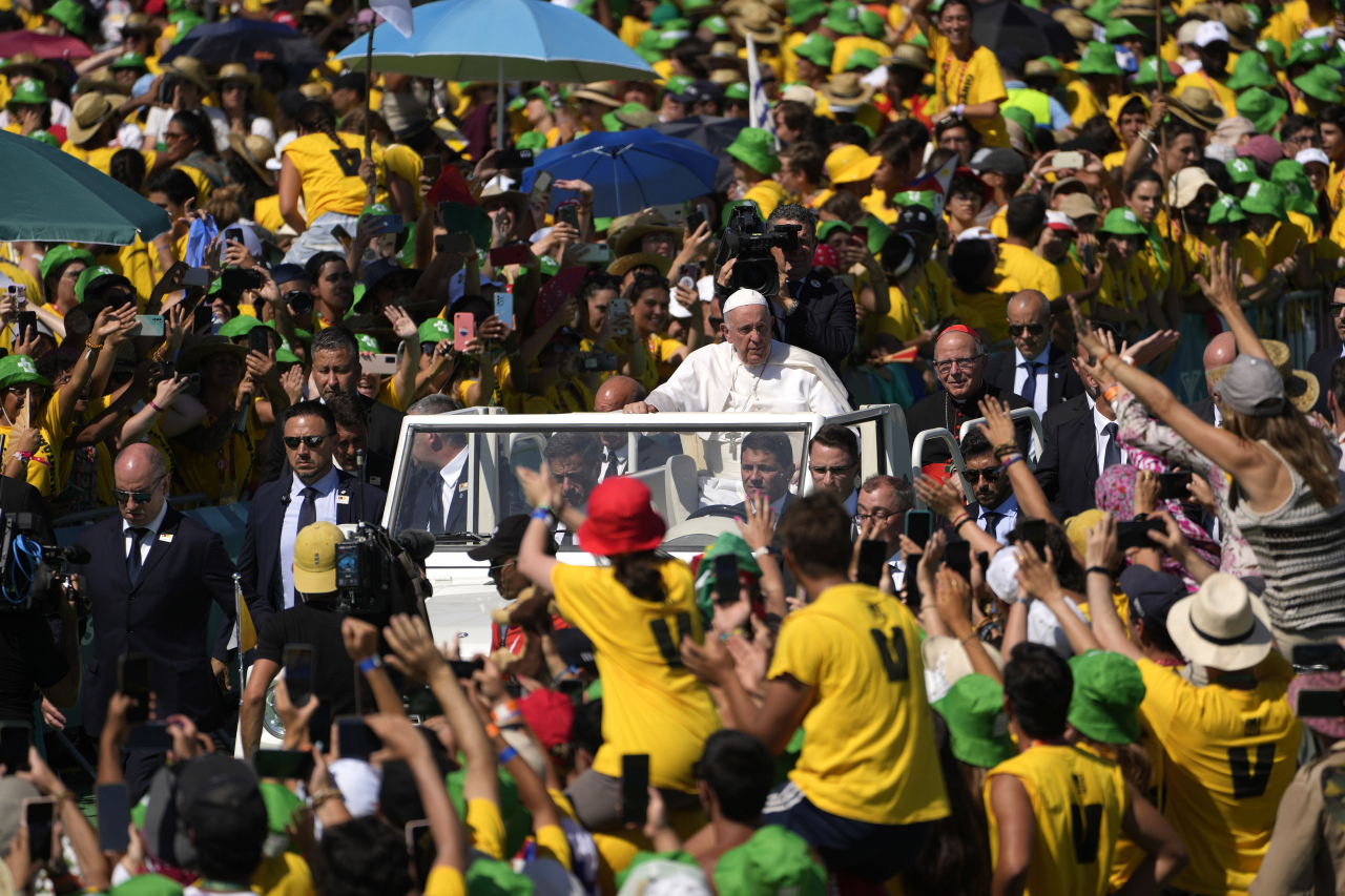 Pope Francis arrives to meet thousands of World Youth Day volunteers at Passeio Marítimo in Algés, just outside Lisbon, Sunday. (AP-Yonhap)