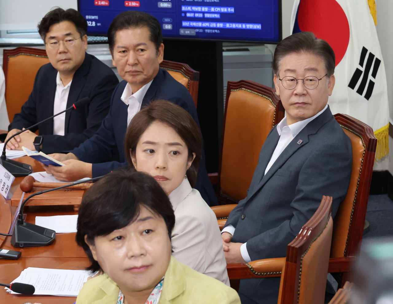 Lee Jae-myung, leader of the Democratic Party of Korea, watches news related to the Saemangeum Jamboree during a top-level meeting at the office of the National Assembly on Monday. (Yonhap)