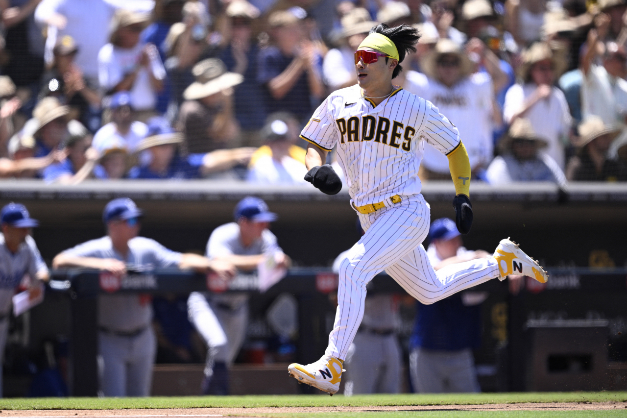 Kim Ha-seong of the San Diego Padres scores against the Los Angeles Dodgers during the bottom of the third inning of a Major League Baseball regular season game at Petco Park in San Diego on Monday. (Yonhap)