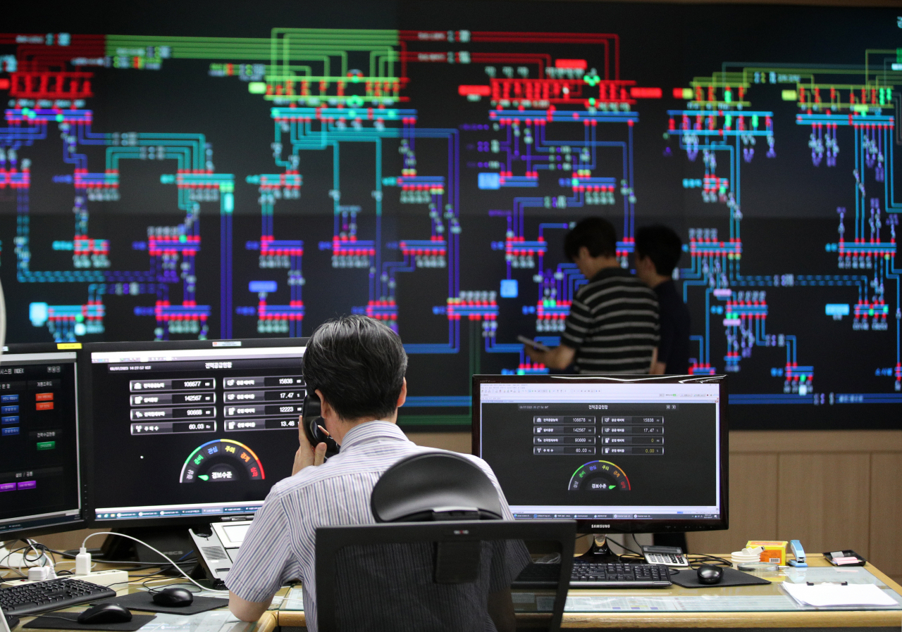 Korea Electric Power Corp. officials monitor the power supply at a branch in Suwon, Gyeonggi Province, on Monday. (Yonhap)
