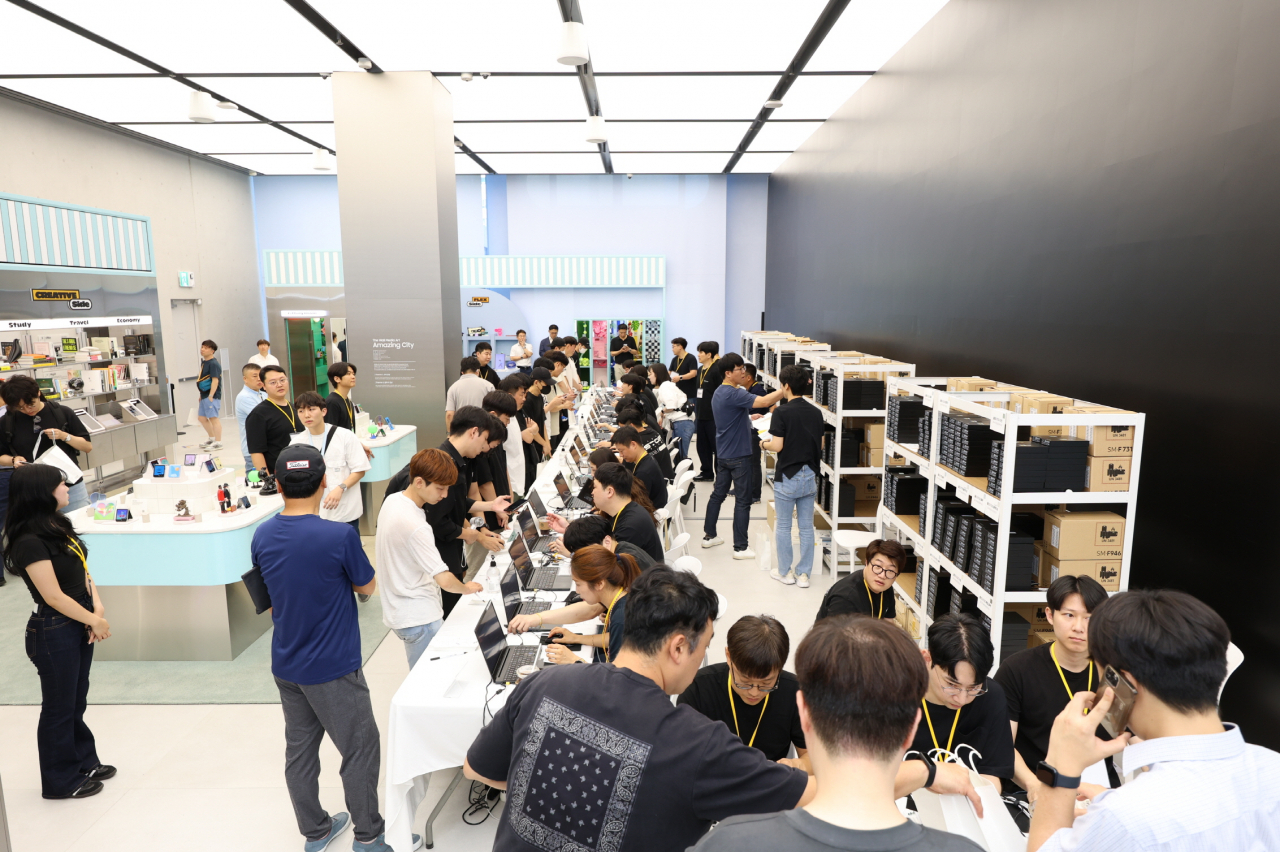 Customers who placed a preorder for Samsung Electronics' latest foldable smartphones -- the Galaxy Z Flip5 and Fold 5 -- preactivate their new phones at Samsung Gangnam, the tech giant's flagship store near Gangnam Station in southern Seoul, Tuesday. (Samsung Electronics)