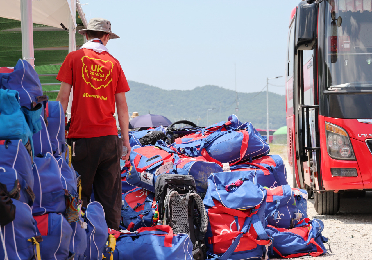 British Scouts prepare to leave the jamboree site in the Saemangeum reclamation area on the country's southwest coast due to a sweltering heat wave on Aug. 5. (Yonhap)