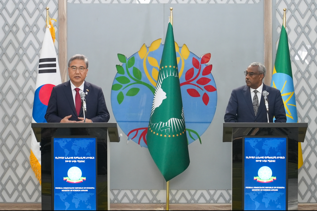 South Korean Foreign Minister Park Jin (Left) holds bilateral talks with his Ethiopian counterpart, Demeke Mekonnen Hassen, in Addis Ababa on Tuesday. (Seoul's foreign ministry)