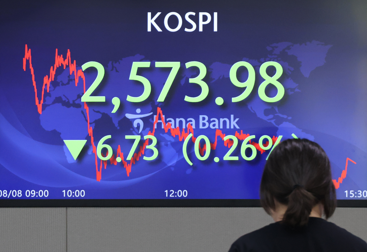 An electronic board showing the Korea Composite Stock Price Index at a dealing room of the Hana Bank headquarters in Seoul on Tuesday (Yonhap)