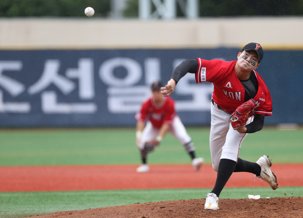 In this file photo from July 18, 2023, Masan Yongma High School pitcher Jang Hyun-seok pitches against Gwangju Jinheung High School during a game at the Blue Dragon Flag National High School Baseball Championship at Mokdong Baseball Stadium in Seoul. (Yonhap)
