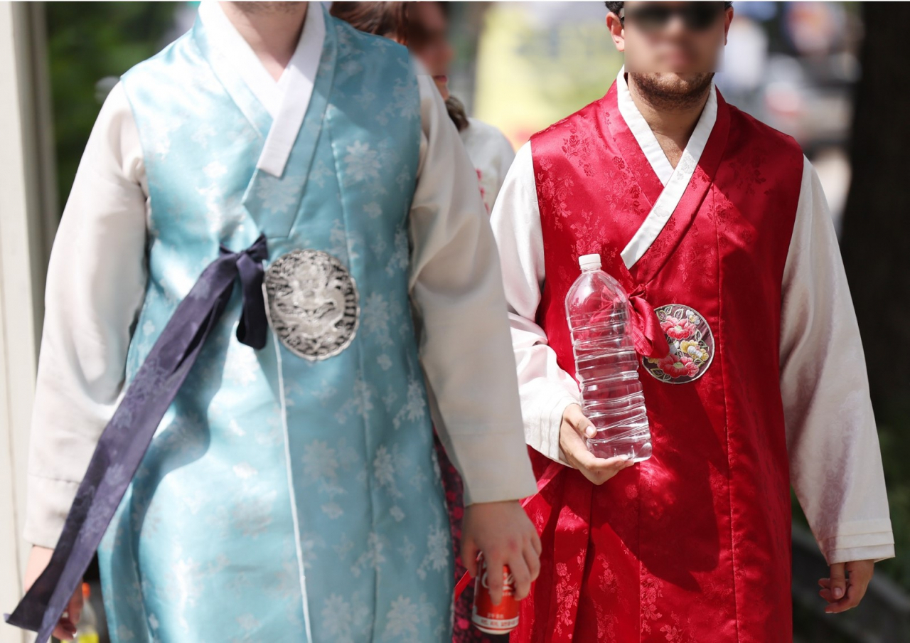 Foreigners donning Korean traditional hanbok in central Seoul. (Yonhap)