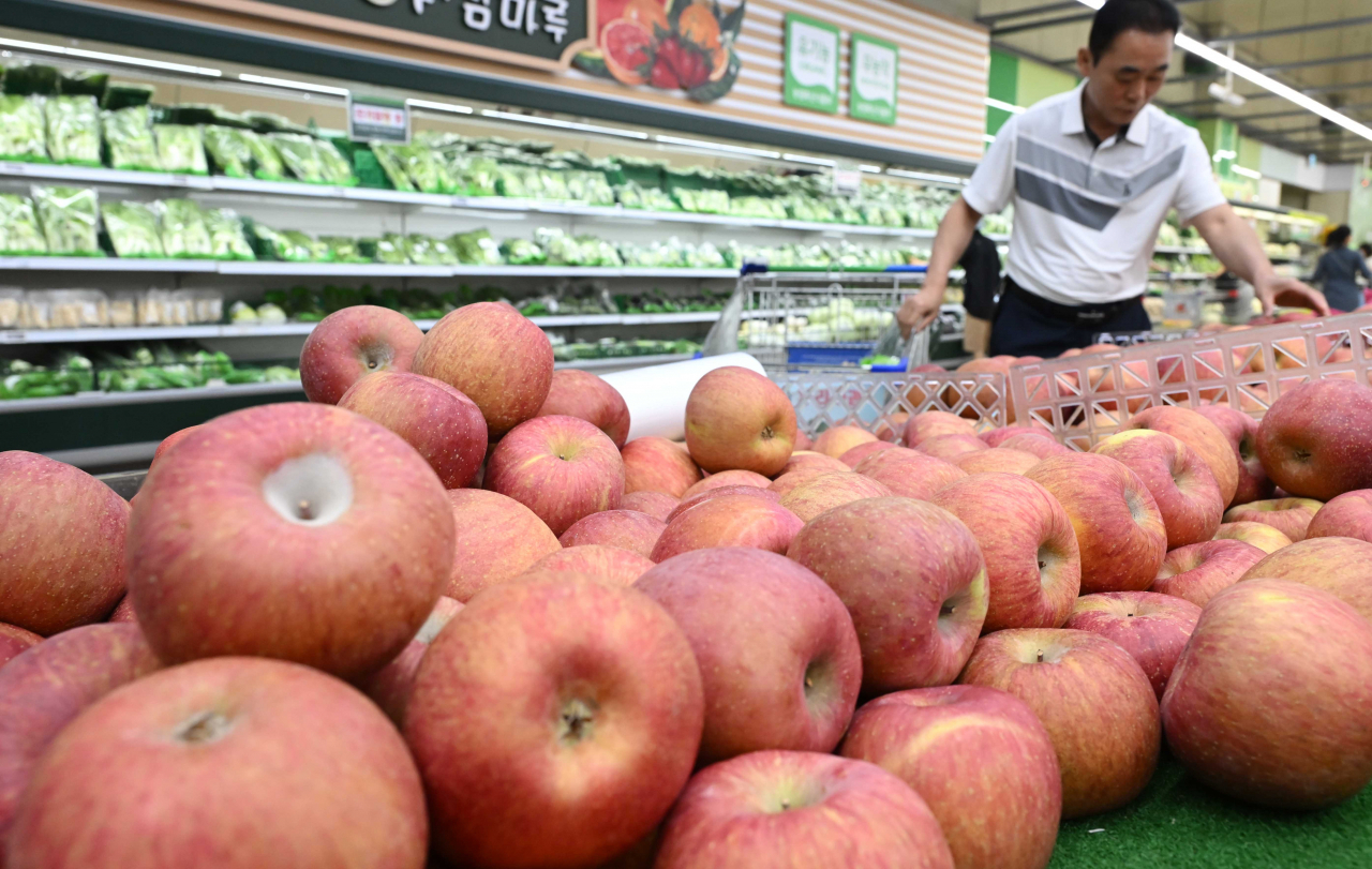 Apples are displayed at a large supermarket chain in downtown Seoul, June 28. (Korea Herald DB)