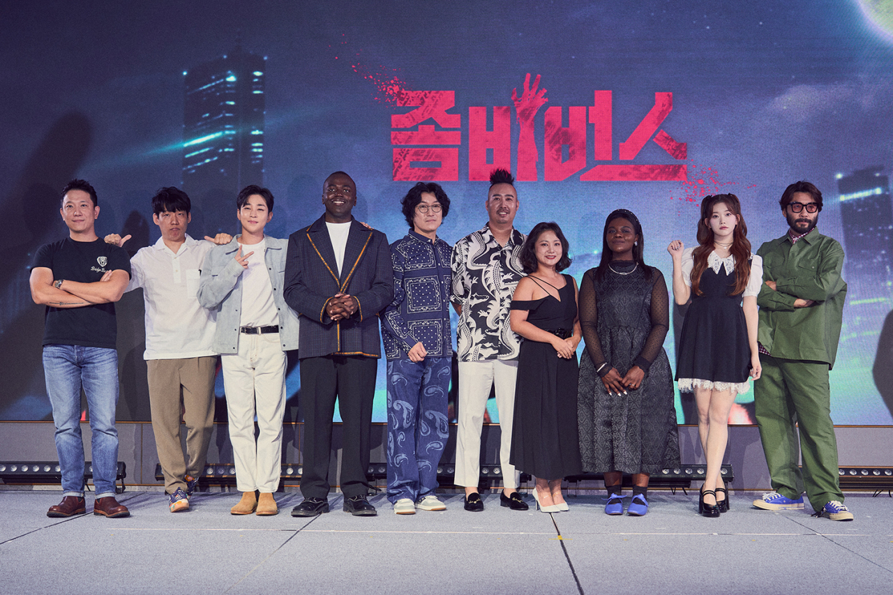 From left: TV director Moon Sang-don, Park Jin-kyung, rapper DinDin, television celebrities Jonathan Yiombi, urologist Hong Seong-wu, former Doosan Bears pitcher Yoo Hee-kwan, comedian Park Na-rae, television celebrity Patricia Yiombi, Tsuki of girl group Billlie and comedian Ro Hong-chul pose for photos before a press conference at the Hotel Naru Seoul MGallery in Mapo-gu, western Seoul on Tuesday. (Netflix)