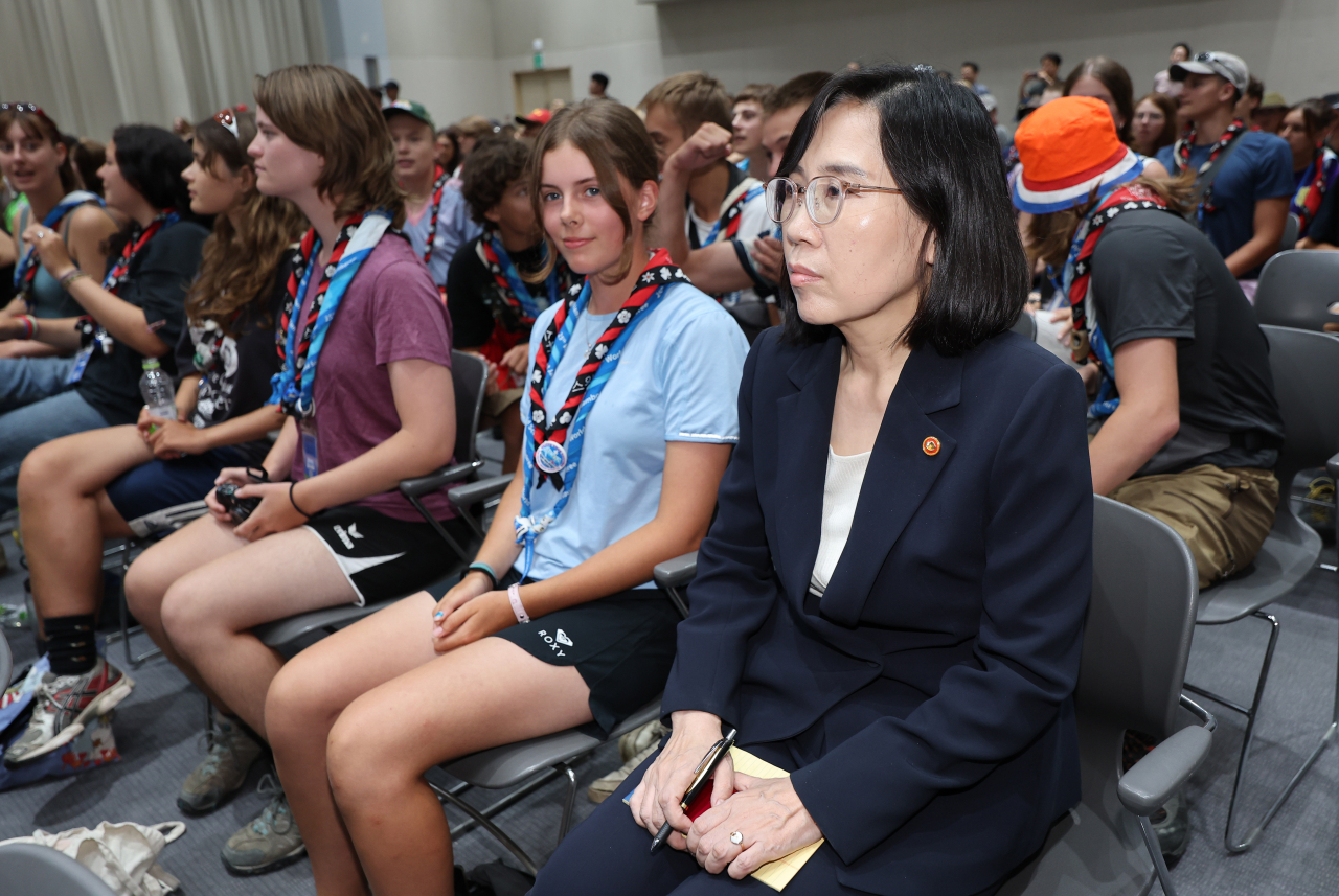 Gender Equality and Family Minister Kim Hyun-sook (right, front row) sits down with scouts who gathered to experience taekwondo martial art in Sungkyunkwan University in Seoul Wednesday. (Yonhap)