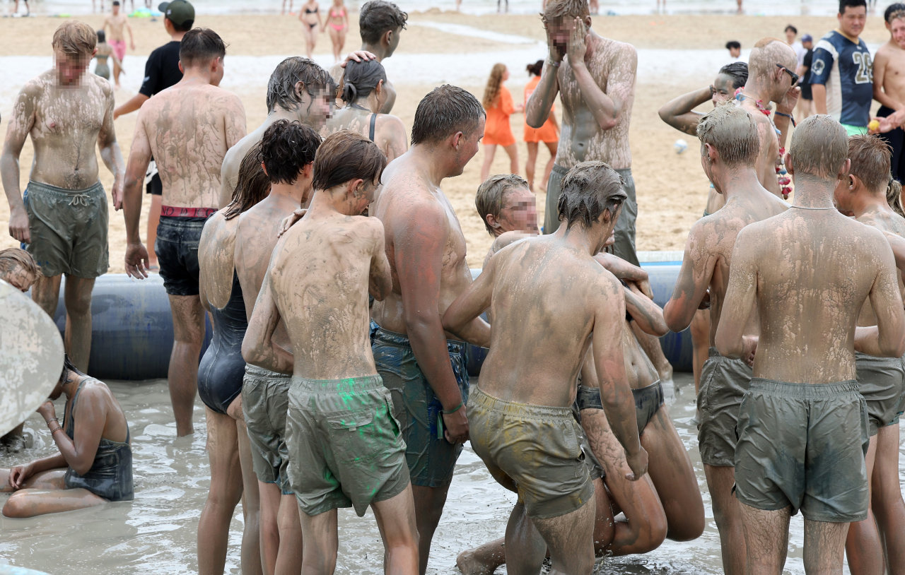 Attendees of the World Scout Jamboree take part in a mud shower challenge at the Daecheon Beach Mud Plaza in Boryeong on South Korea's west coast on Wednesday, after leaving their campsite in the Saemangeum reclamation area in Buan, North Jeolla Province, also on South Korea's west coast, the previous day due to the approaching Typhoon Khanun. (Yonhap)
