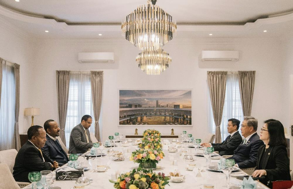South Korean Foreign Minister Park Jin (right) and Ethiopian Prime Minister Abiy Ahmed Ali hold a luncheon meeting in Addis Ababa on Wednesday. (Foreign Ministry)