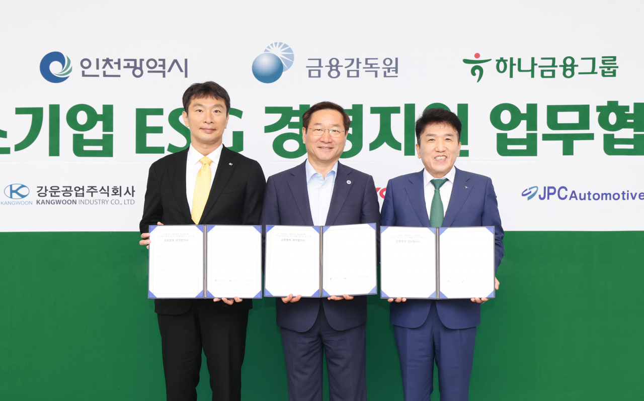 From right: Hana Financial Group Chairman Ham Young-joo, Incheon Mayor Yoo Jeong-bok and Financial Supervisory Service Governor Lee Bok-hyun pose for a photo after signing an agreement to support small- and medium-sized businesses to better respond to calls for environmental, social and governance management at Hana Global Campus, the financial group’s human resource development center, in Incheon, Thursday. (Hana Financial Group)