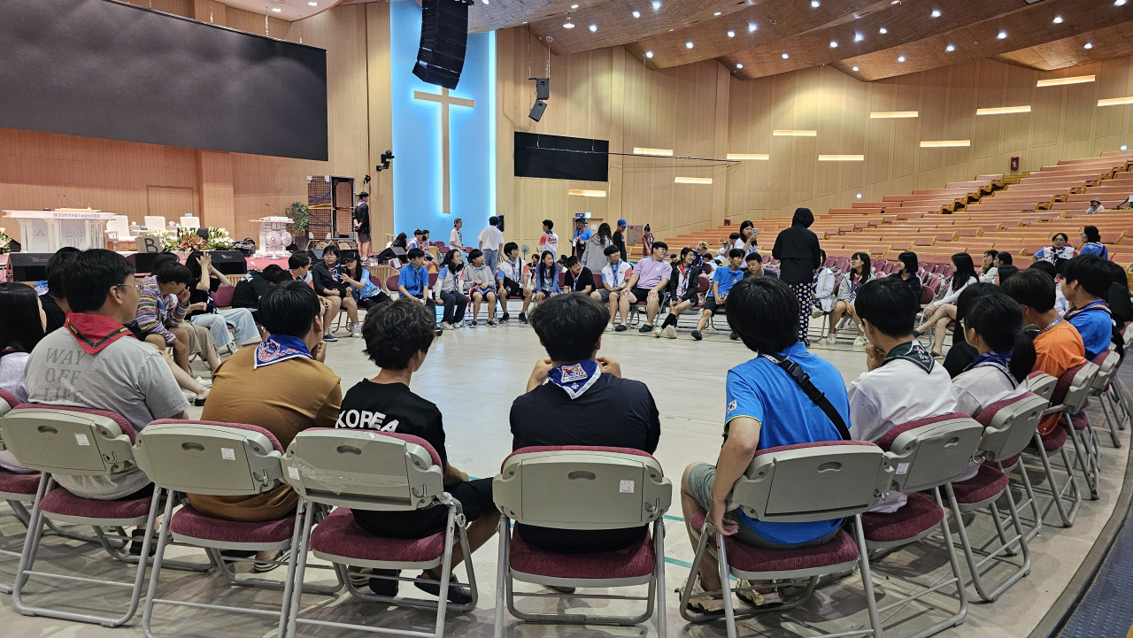Scouts participating in the 2023 World Scout Jamboree play a game at the grand sanctuary of Osanri Prayer Mountain, in Paju, Gyeonggi Province, Wednesday. (Osanri Prayer Mountain)