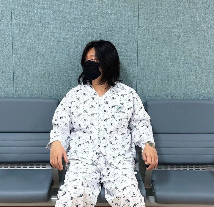 Yoon Do-hyun goes to his first radiation therapy after being diagnosed with cancer. (Yoon Do-hyun's Instagram account)
