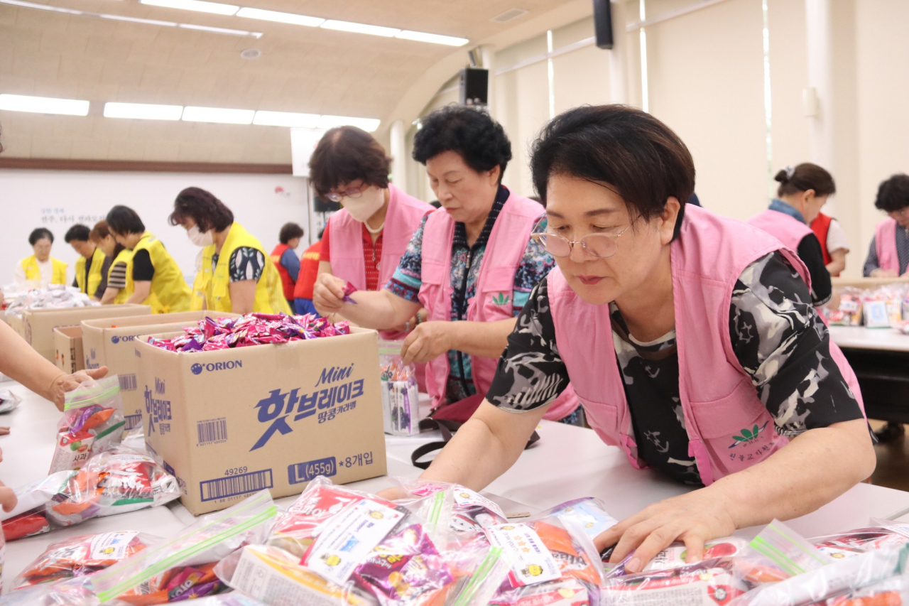 Volunteers sort snacks into packages for delivery to World Scout Jamboree Scouts in Jeonju, North Jeolla Province, Wednesday. (Jeonju Volunteer Service Center)