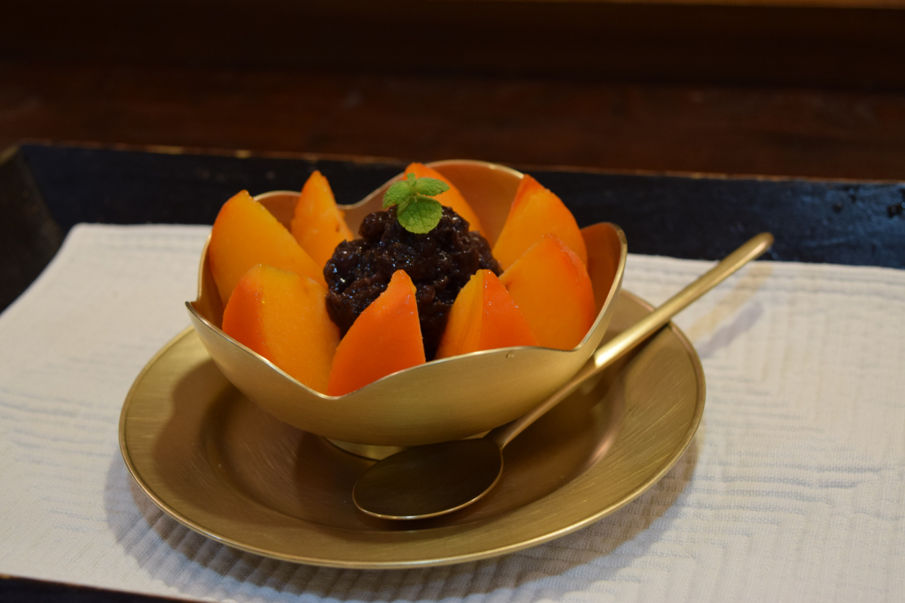 Sliced ripe persimmon with red bean is served at Noshi, nearby Gyeongbokgung Station in Seoul. (Kim Hae-yeon/The Korea Herald)