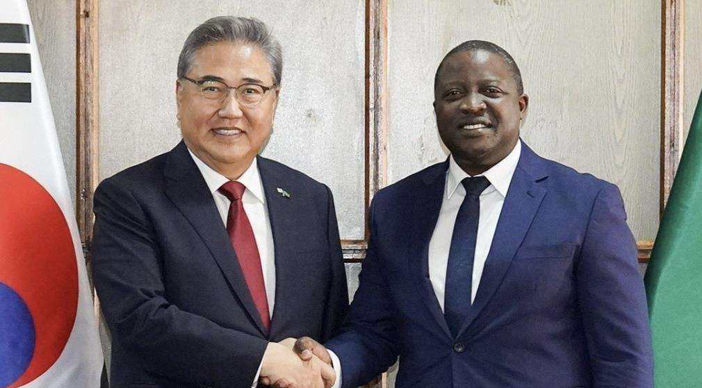 South Korean Foreign Minister Park Jin (left) poses for a photo with his Zambian counterpart, Stanley Kasongo Kakubo, in Zambia on Thursday. (Ministry of Foreign Affairs)