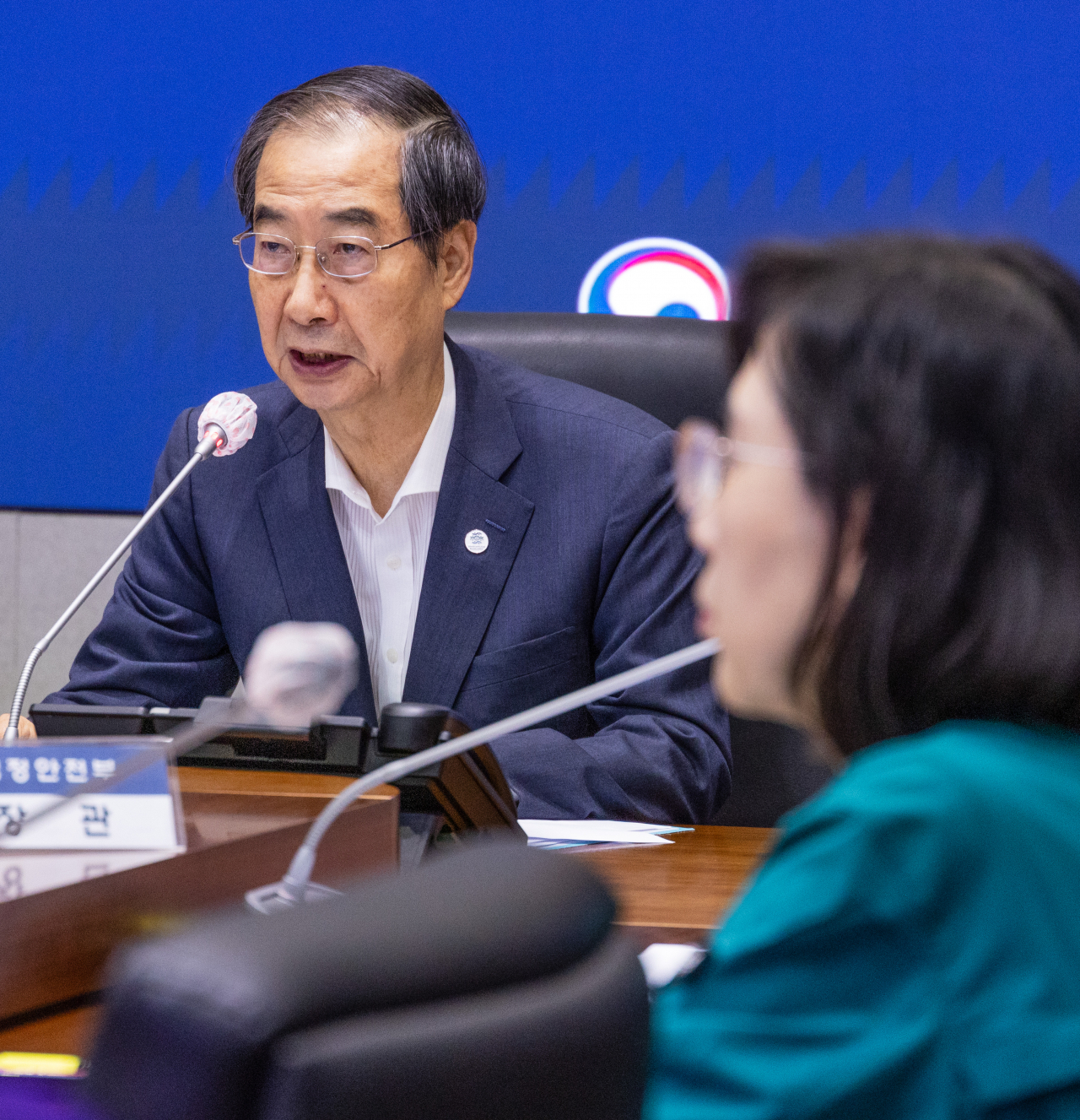 Prime Minister Han Duck-soo speaks at a government emergency response meeting on the World Scout Jamboree at the government complex in Seoul on Friday. (Yonhap)