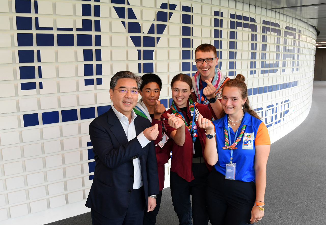 Hyundai Motor CEO Chang Jae-hoon (left) poses for a photograph with the Dutch and Finnish participants of the 2023 World Scout Jamboree at Hyundai Motor Group's Mabuk Campus, an employee training facility in southern Gyeonggi Province, on Friday. (Hyundai Motor Group)