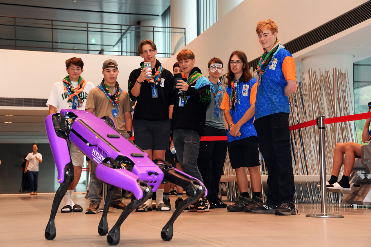 Dutch participants of the 2023 World Scout Jamboree observe the demonstration of Hyundai Motor's four-legged robot Spot at Mabuk Campus, the Korean auto giant's employee training facility in southern Gyeonggi Province. (Hyundai Motor Group)