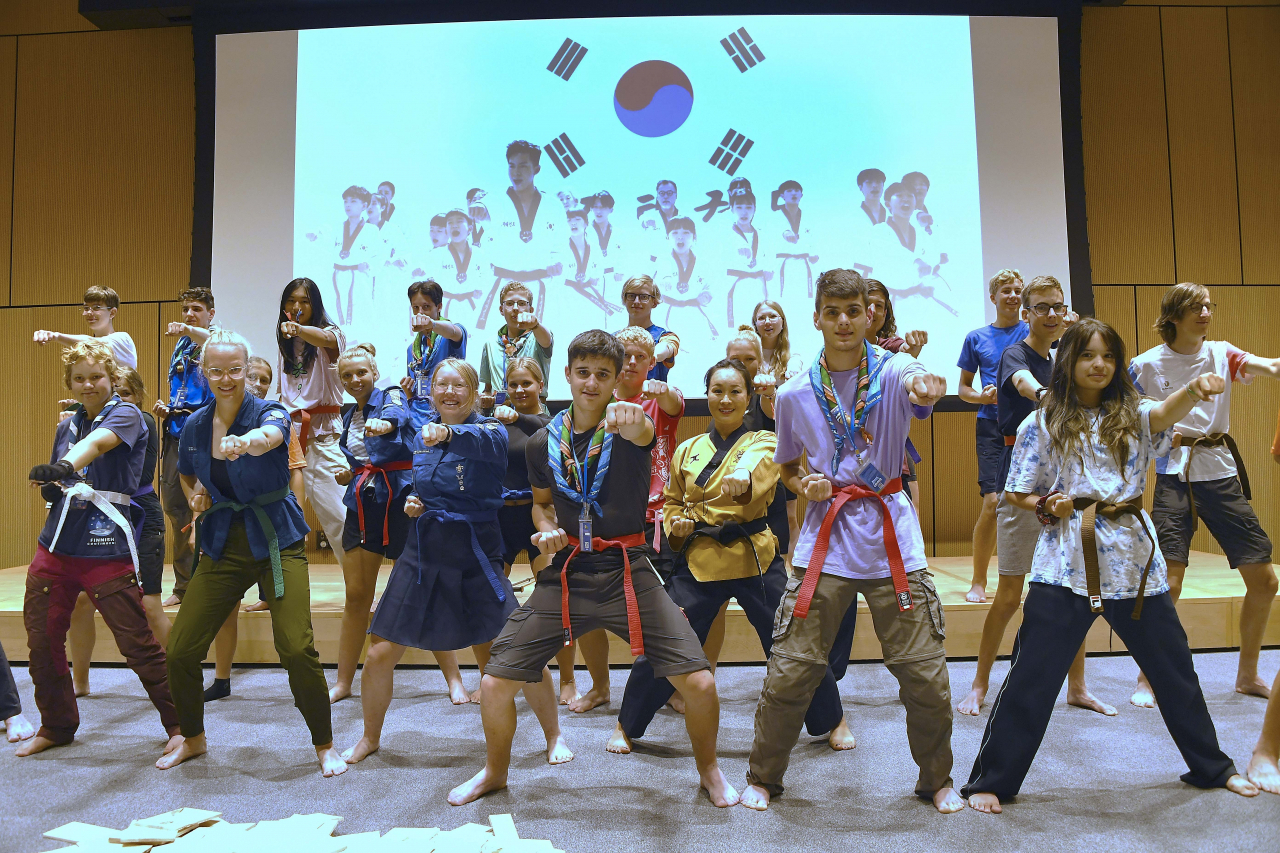 Dutch participants of the 2023 World Scout Jamboree learn taekwondo at Hyundai Motor Group's Mabuk Campus, the Korean auto giant's employee training facility in southern Gyeonggi Province. (Hyundai Motor Group)