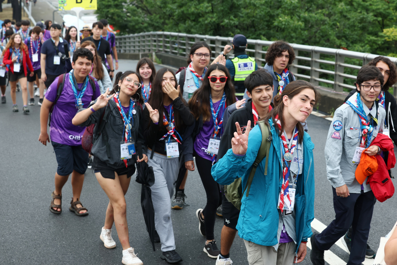 Participants of the 2023 World Scout Jamboree arrive at Seoul World Cup Stadium in western Seoul on Friday to attend a closing ceremony and K-pop concert. (Yonhap)