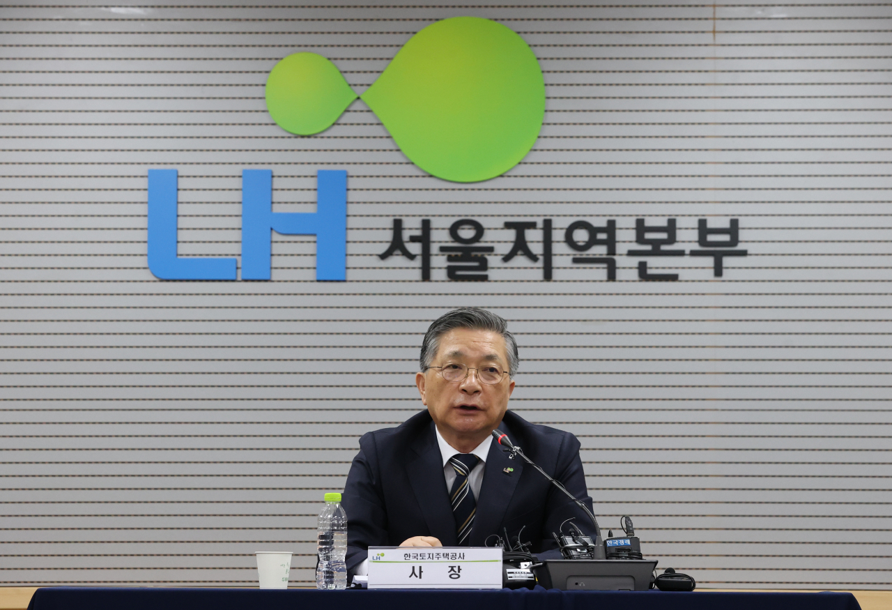 Lee Han-joon, the CEO of the Korea Land and Housing Corp., speaks at a press conference at the LH headquarters in Seoul on Friday. (Yonhap)