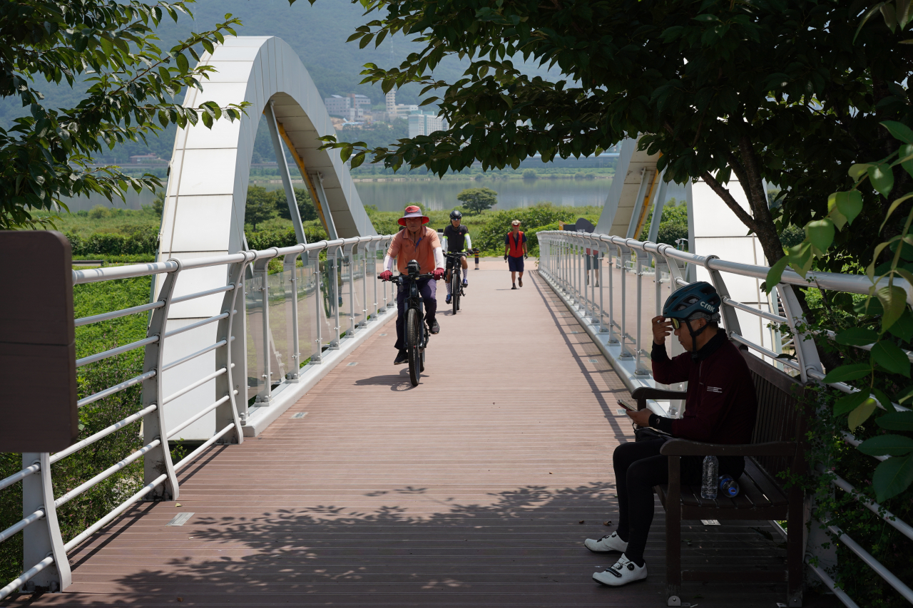 Cyclists return to Gimhae Geumgwan Gaya Service Area from their short ride along Nakdong River in Gimhae, South Gyeongsang Province, July 27. (Lee Si-jin/The Korea Herald)