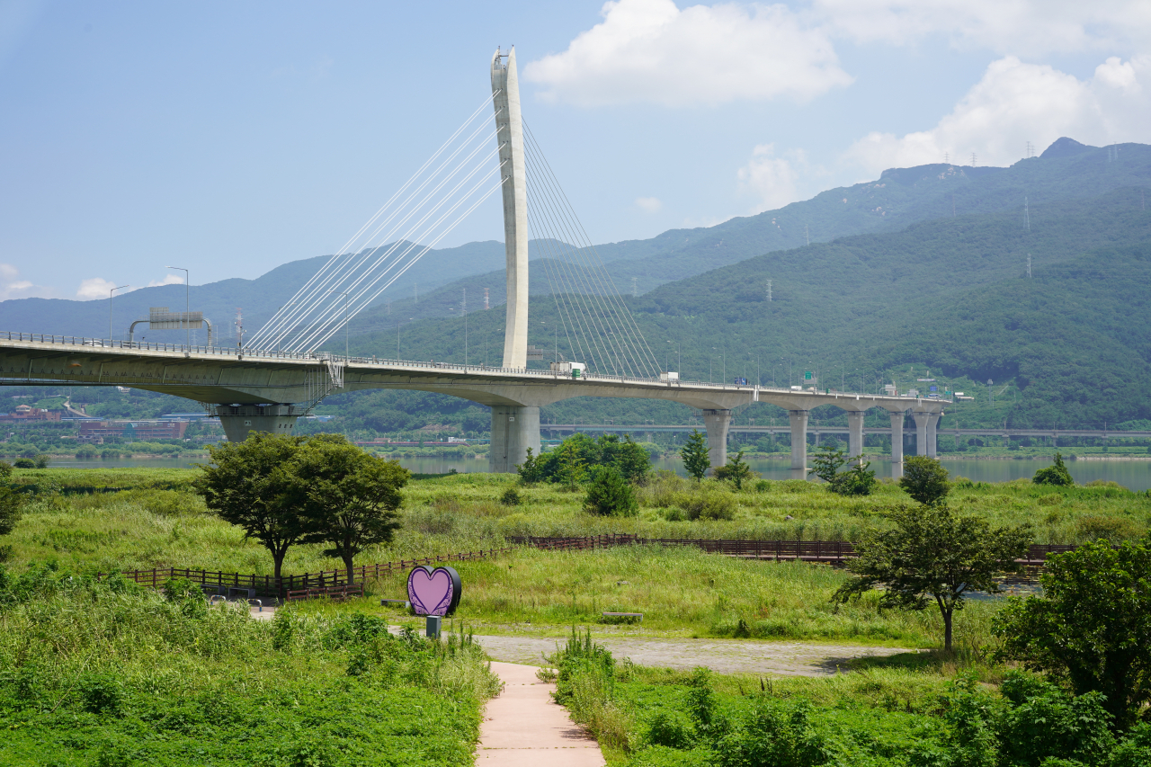 A small park near Gimhae Geumgwan Gaya Service Area by Nakdong River in Gimhae, South Gyeongsang Province. (Lee Si-jin/The Korea Herald)