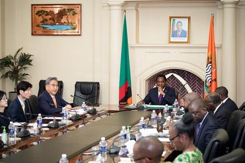 South Korean Foreign Minister Park Jin (L) holds talks with Zambian President Hakainde Hichilema (C) at the African country's presidential office on Friday. (Ministry of Foreign Affairs)