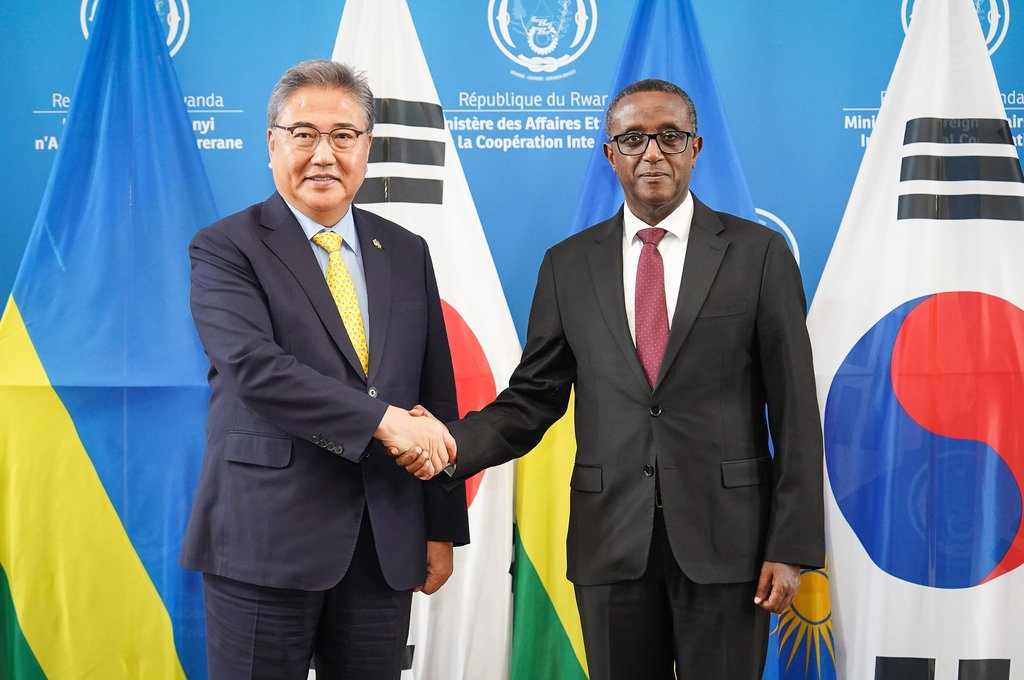 Foreign Minister Park Jin (Left) shakes hands with Rwandan Foreign Minister Vincent Biruta during a meeting in Kigali on Saturday.(Seoul's foreign ministry)