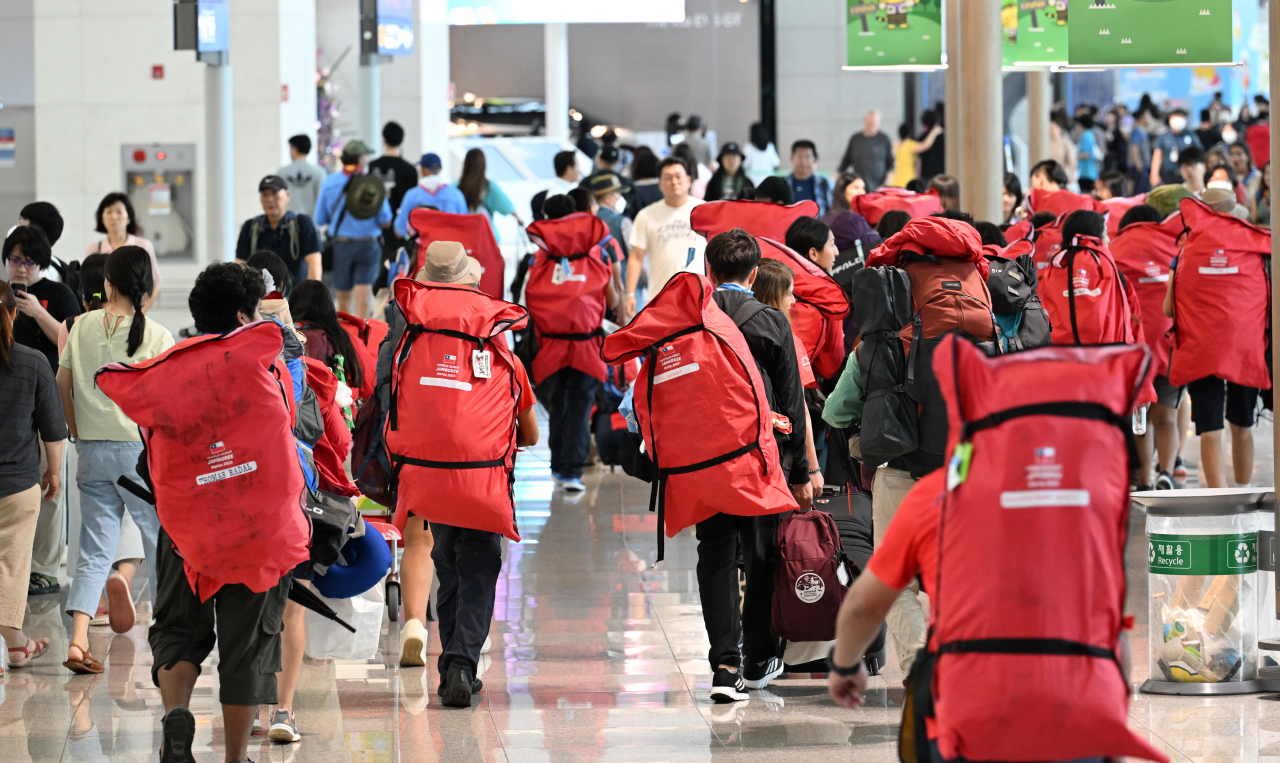 World Scout Jamboree participants return home after the 12-day event, at Incheon Airport, Saturday. (Yonhap)