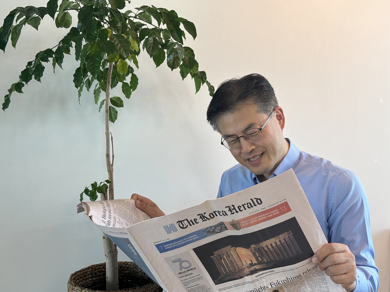Lee Jae-ho reads a copy of The Korea Herald's newspaper. (Courtesy of Lee Jae-ho)