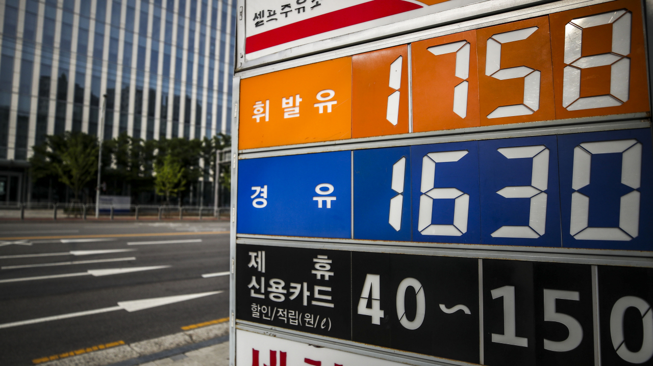 Gasoline and diesel prices are displayed at a gas station in Seoul on Sunday. Fuel prices soared for five consecutive weeks through the second week of August, according to the Korea National Oil Corp. Local refiners welcome Iran's potential return to the oil market as it is expected to increase global supplies. (Newsis)