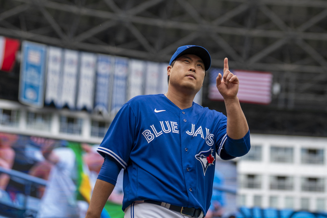 Toronto Blue Jays starter Ryu Hyun-jin walks to the dugout before facing the Chicago Cubs in a Major League Baseball regular season game at Rogers Centre in Toronto on Sunday. (Reuters)