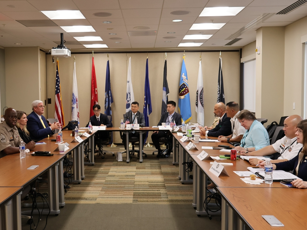 Officials from the South Korean defense ministry and the Pentagon meet at the Dover Air Force Base in Delaware, Tuesday. (ROK defense ministry)