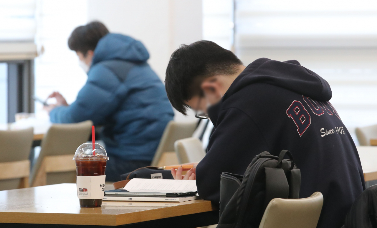 Students study for the Suneung, Korea’s annual college entrance exam. (Newsis)